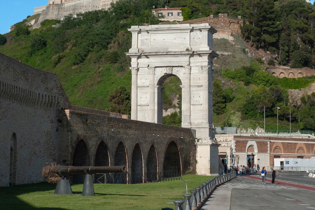 Arco di Traiano ad Ancona, arco romano sul molo del porto