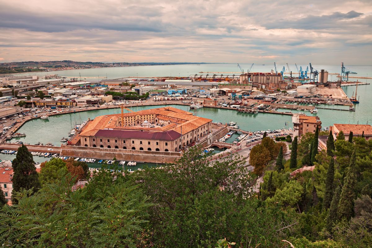 Mole Vanvitelliana ad Ancona, edificio pentagonale su isola artificiale nel porto