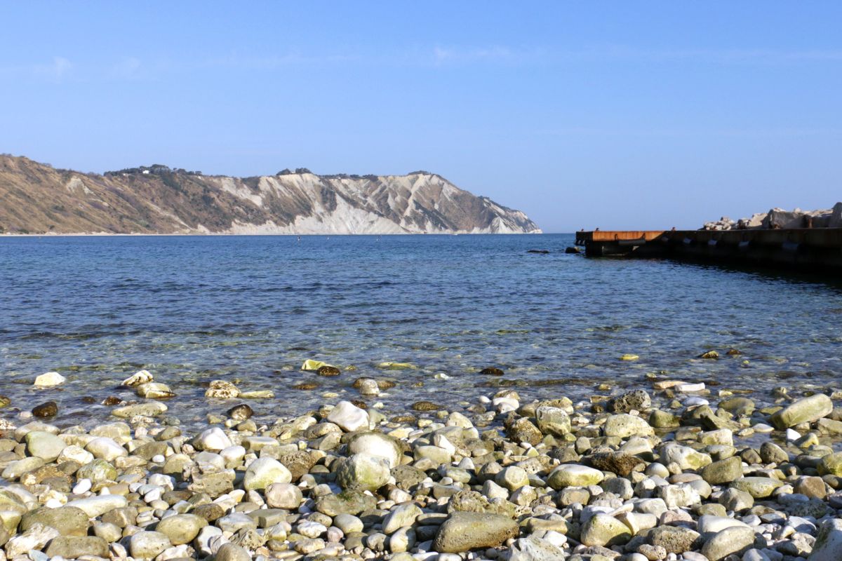 Baia di Portonovo nel Parco del Conero, ciottoli bianchi e mare verde smeraldo