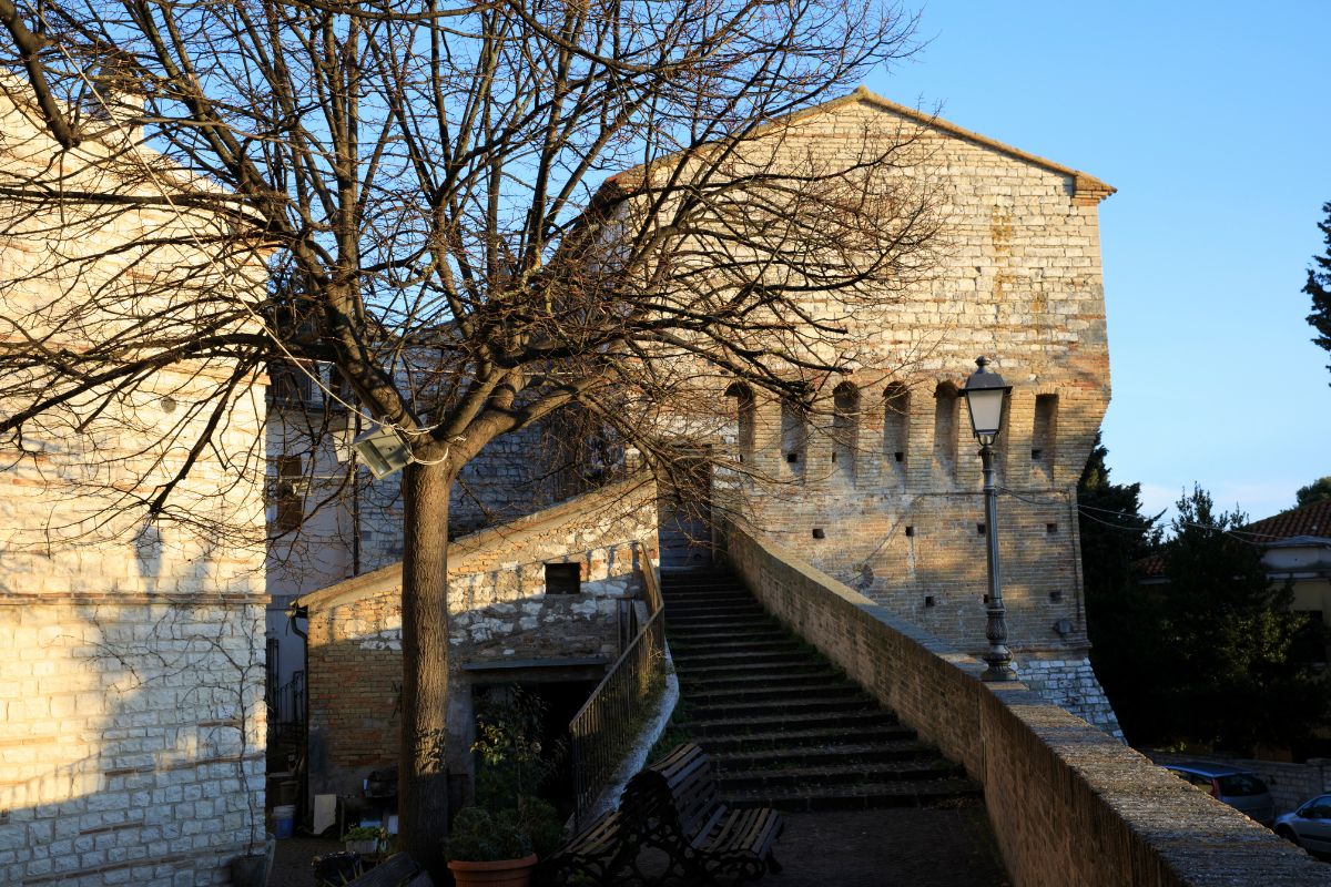 Sirolo, borgo medievale a picco sul mare nella Riviera del Conero