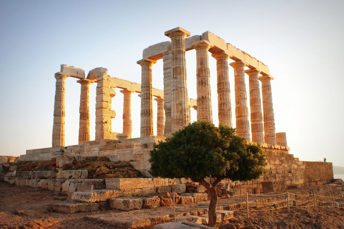 Tempio di Poseidone a Capo Sounion affacciato sull'Egeo