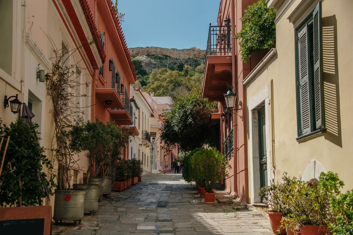 Quartiere di Plaka ad Atene, vicoli acciottolati e bouganville sotto l'Acropoli