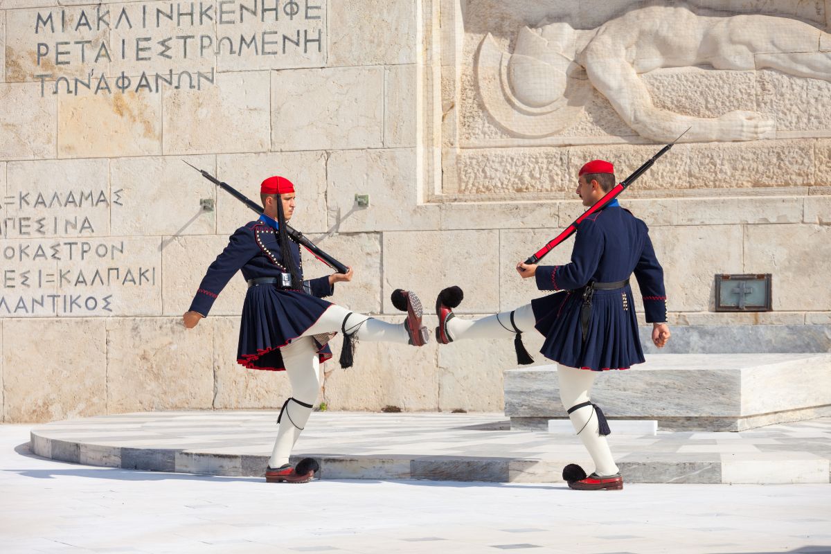Cambio della guardia degli Evzones davanti al Parlamento in Piazza Syntagma ad Atene