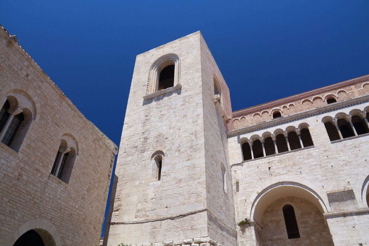 Basilica di San Nicola a Bari, facciata romanica nel cuore di Bari Vecchia