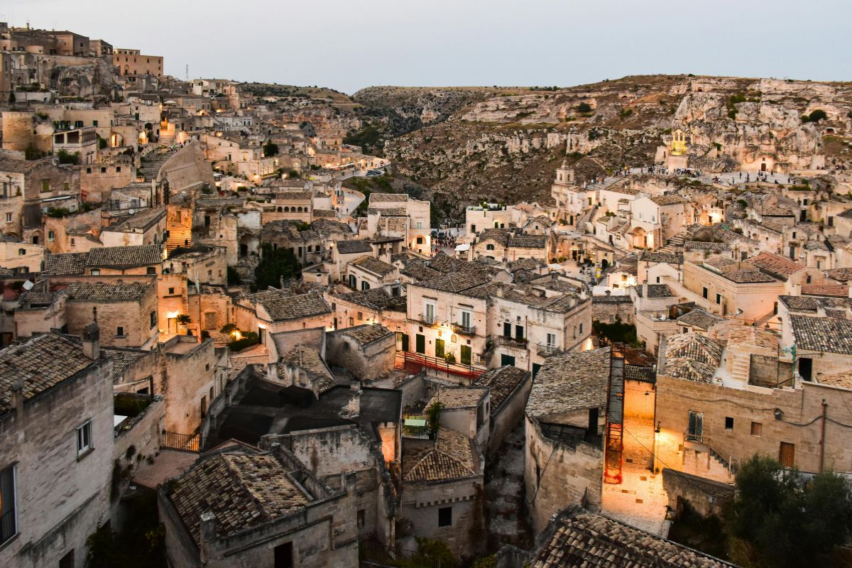 Matera e i Sassi, case-grotta scavate nella roccia patrimonio UNESCO