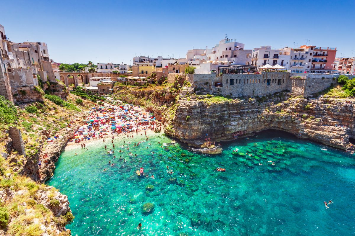 Polignano a Mare, borgo bianco a picco sulla scogliera e spiaggia di Lama Monachile