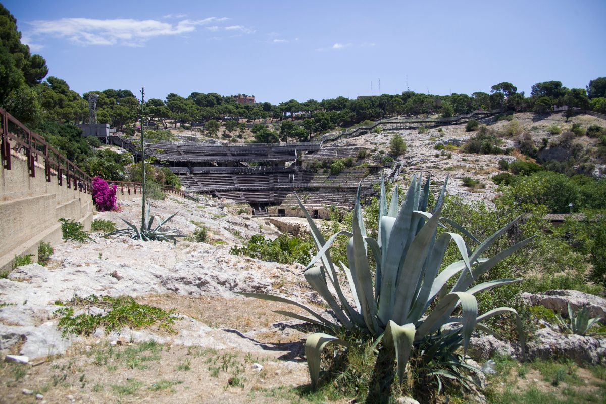 Anfiteatro Romano di Cagliari scavato nella roccia della collina