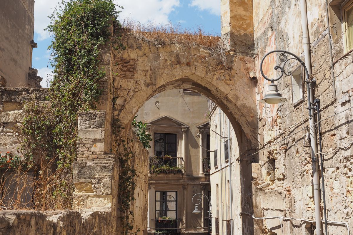 Quartiere Castello di Cagliari, vicoli storici, mura e torri pisane