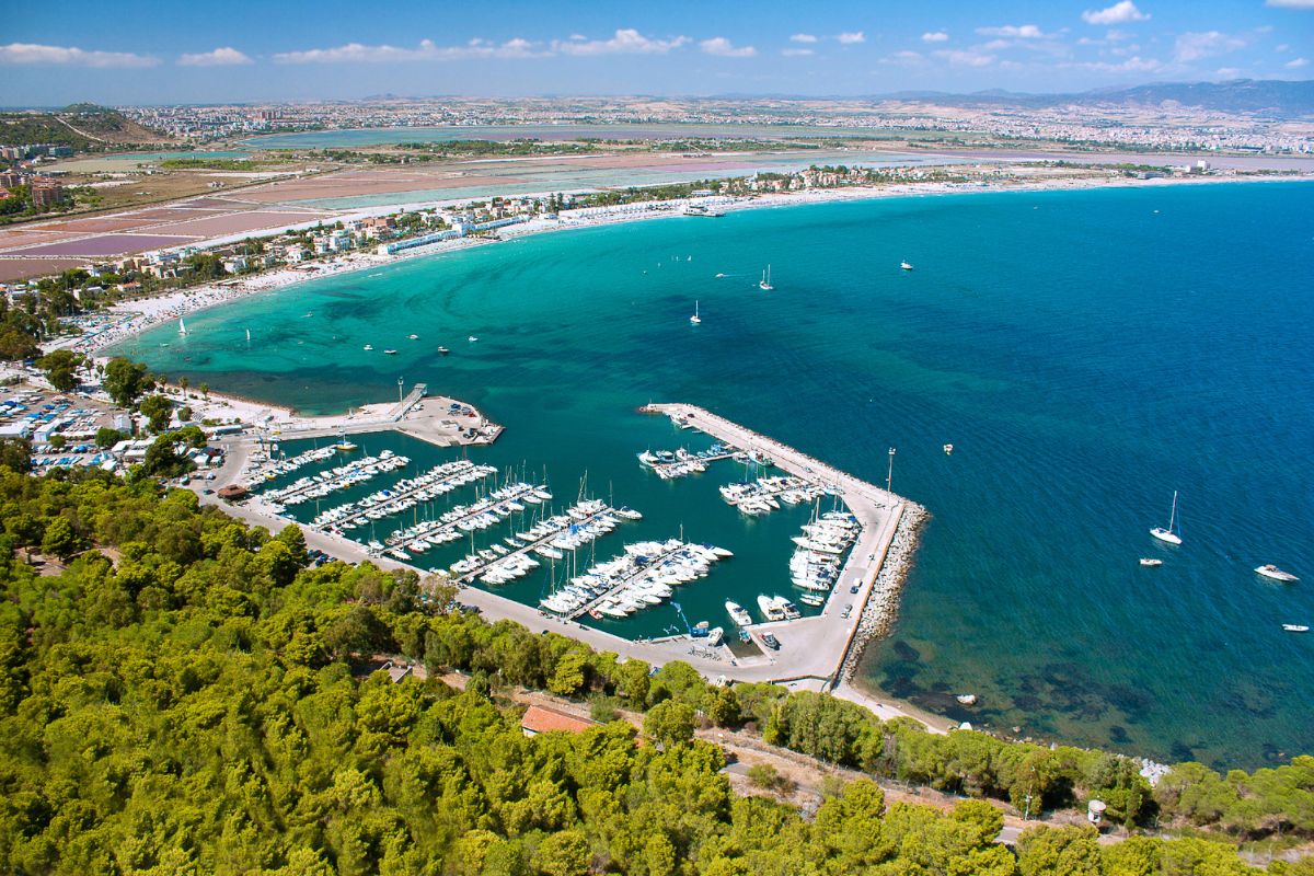 Spiaggia del Poetto a Cagliari, sabbia chiara e Sella del Diavolo