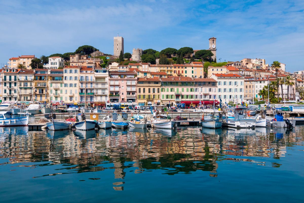 Antibes vicino a Cannes, citta vecchia murata e Port Vauban con gli yacht