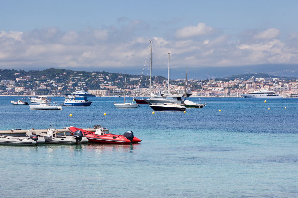 Isole di Lerins al largo di Cannes, mare cristallino e pinete