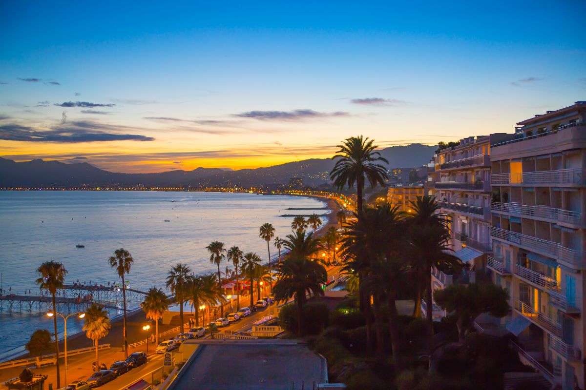 Palais des Festivals di Cannes con la scalinata del tappeto rosso