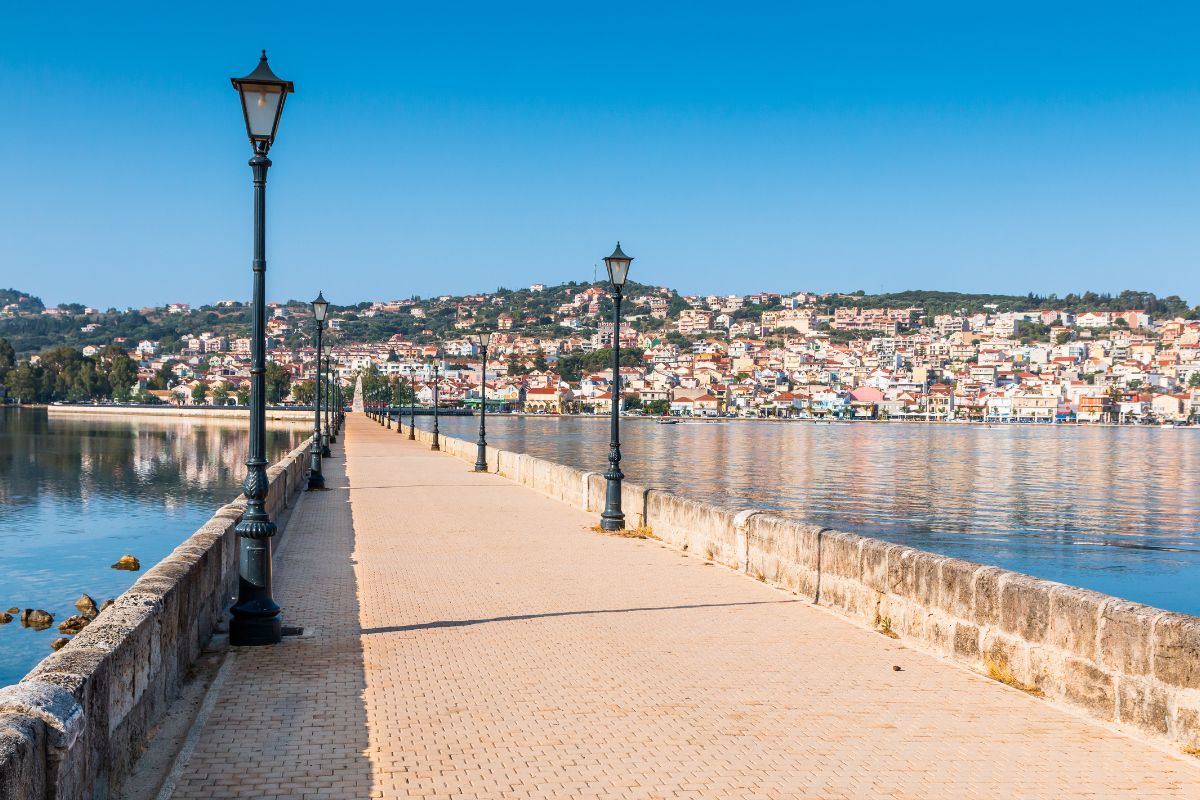 Argostoli, capoluogo di Cefalonia, con la via pedonale Lithostroto e il lungomare