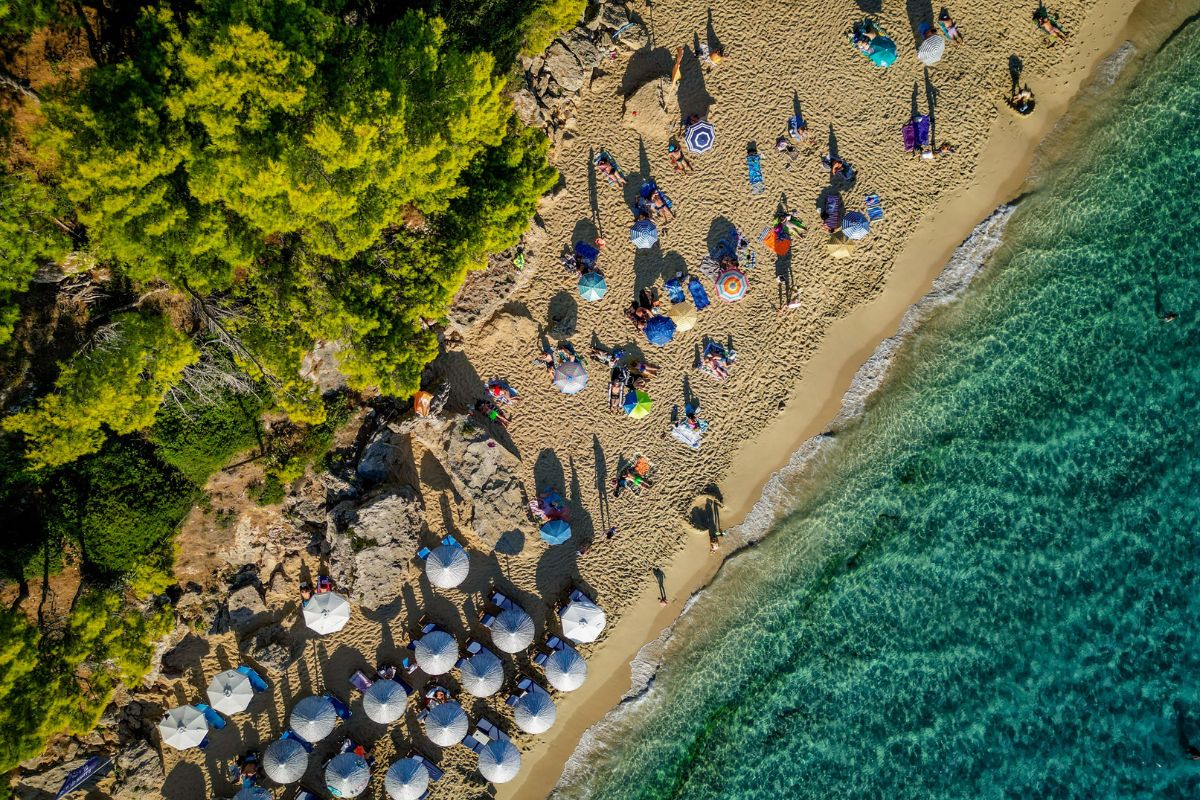 Spiaggia di Makris Gialos a Lassi, Cefalonia, sabbia dorata e acqua limpida
