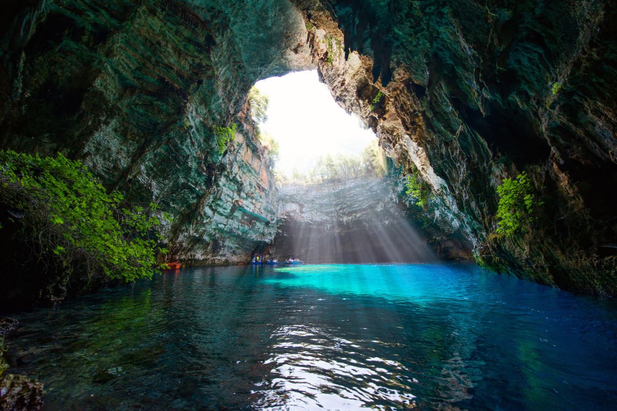 Grotta di Melissani a Cefalonia, lago sotterraneo dall'acqua azzurra illuminata dal sole