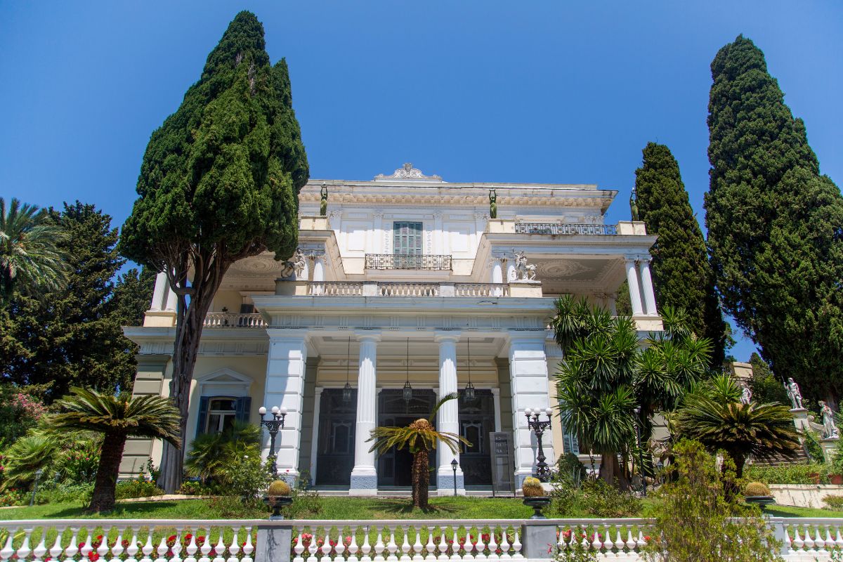 Palazzo dell'Achilleion a Gastouri, Corfu, residenza estiva dell'imperatrice Sissi con statue neoclassiche