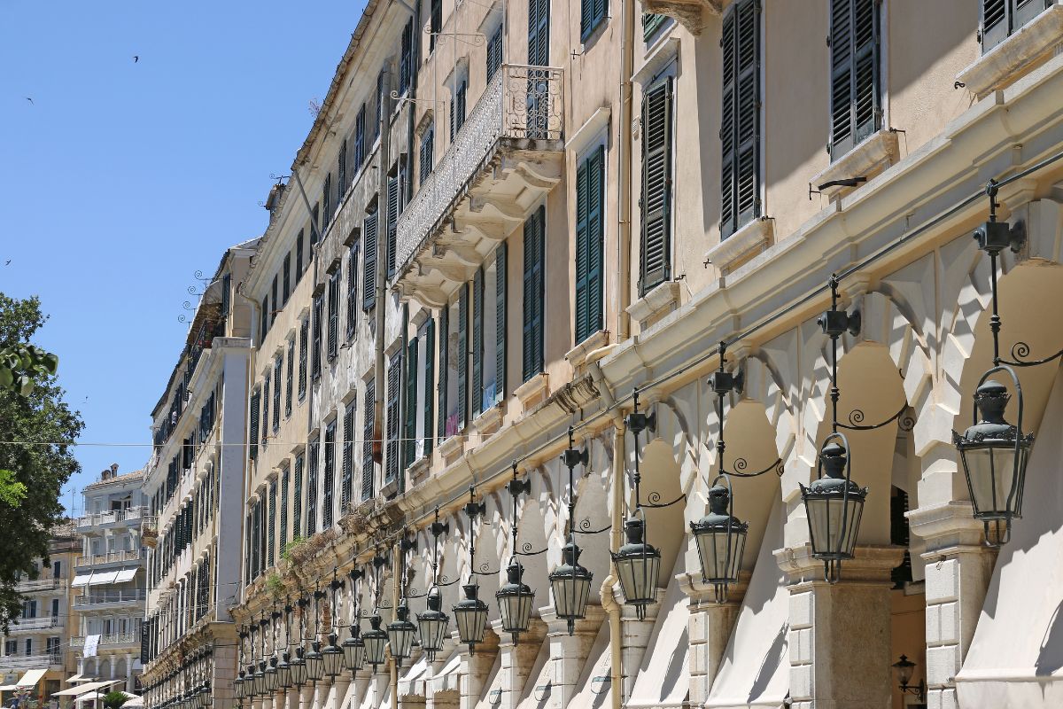 Citta Vecchia di Corfu e il Liston, loggiato di caffe affacciato sulla Spianada, patrimonio UNESCO