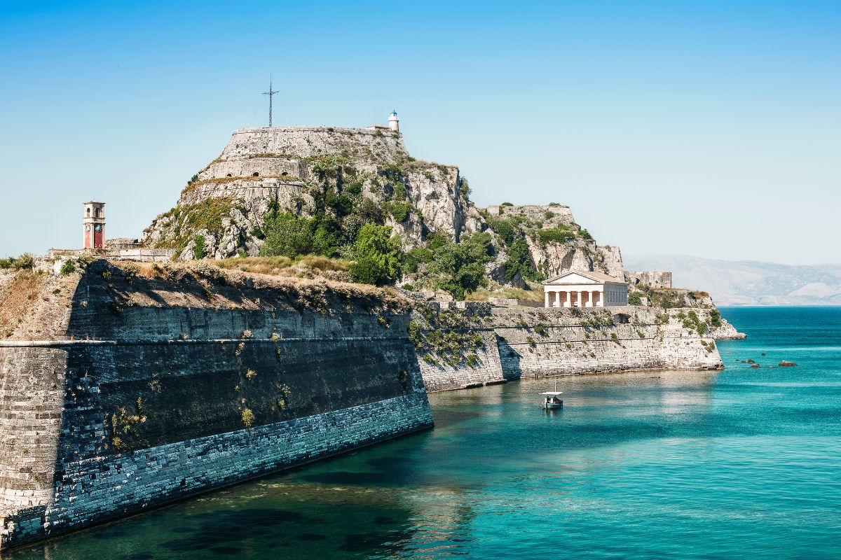 Fortezza Vecchia di Corfu, cittadella veneziana su un promontorio roccioso con il faro