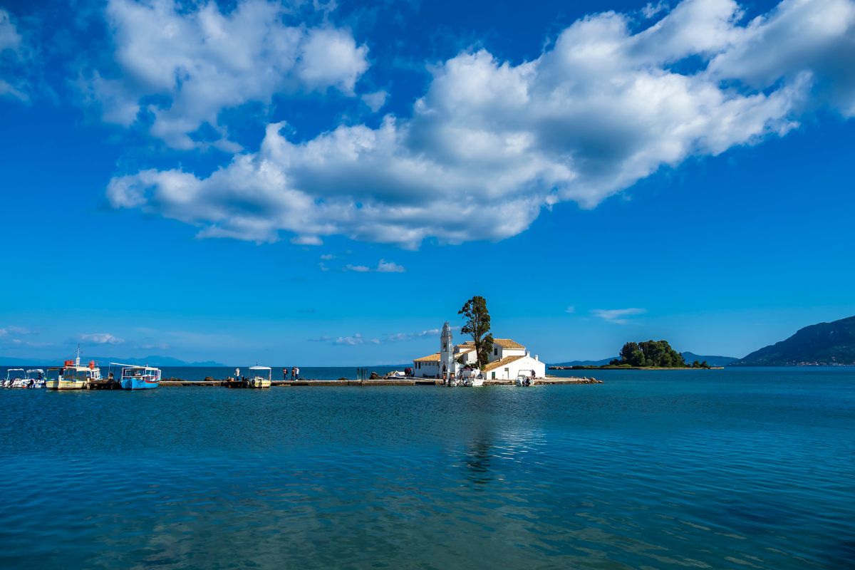 Kanoni, Vlacherna e Pontikonisi a Corfu, il monastero bianco unito alla terraferma da una passerella