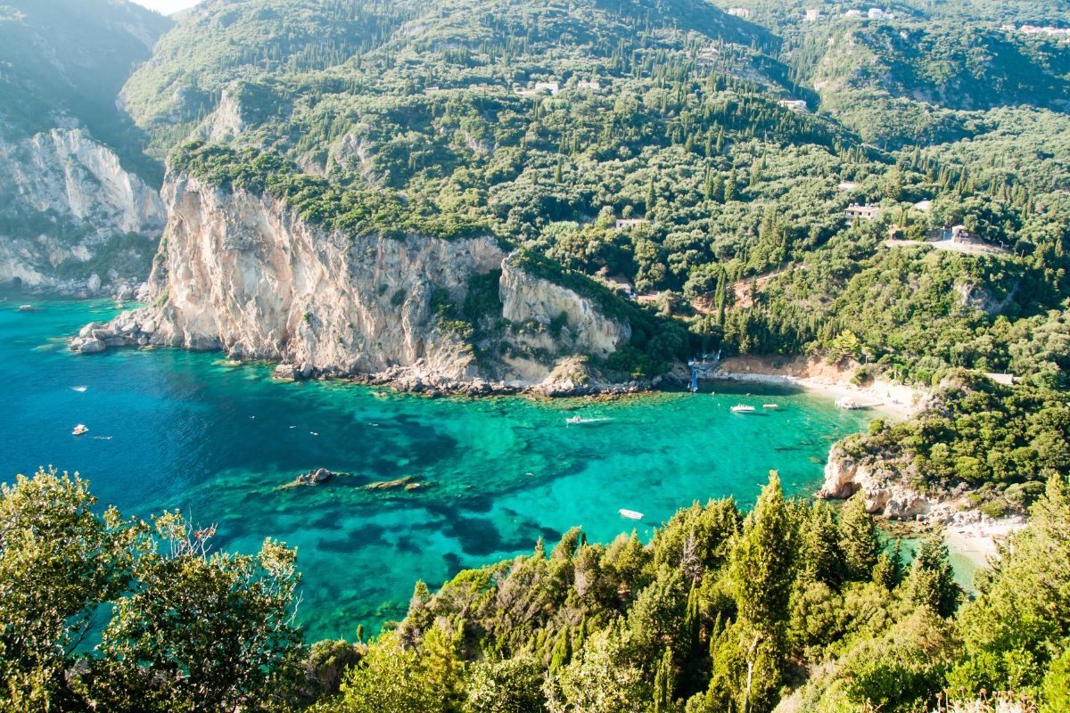 Paleokastritsa a Corfu, baie di acqua turchese incorniciate da scogliere verdi e un monastero