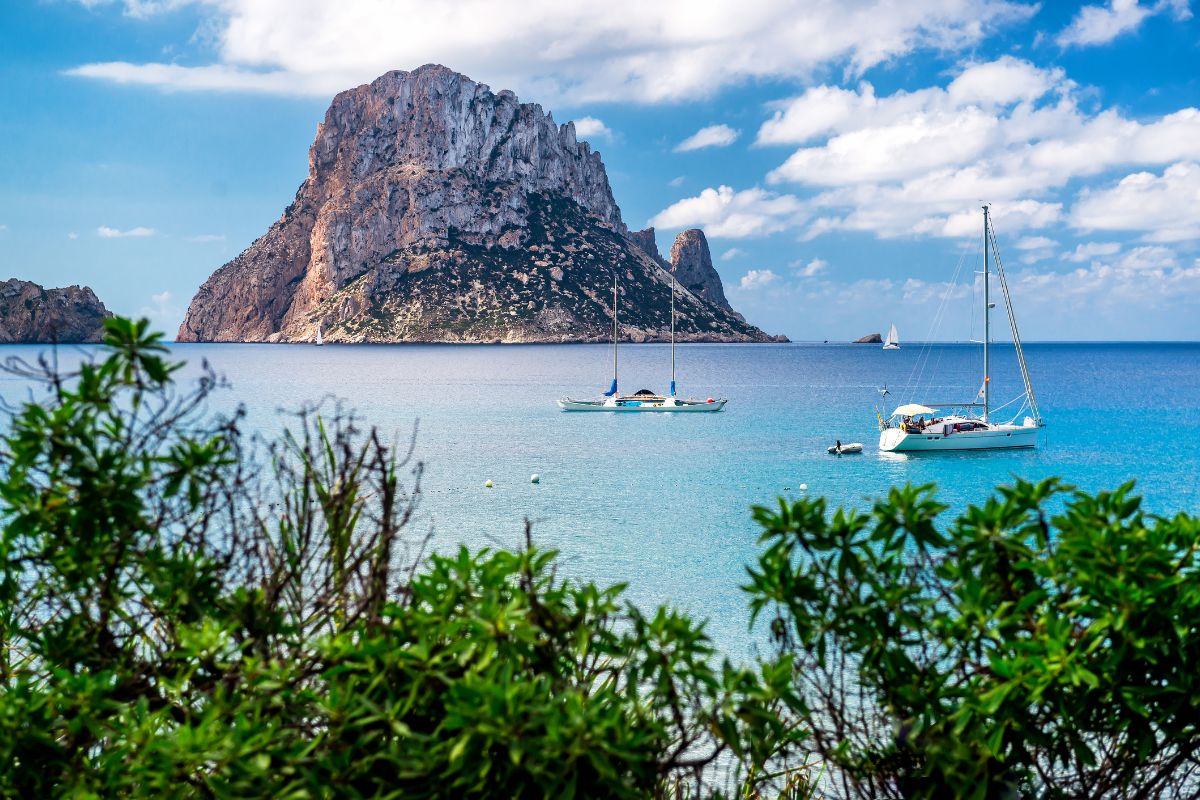 L'isolotto di Es Vedra al largo della costa sud-ovest di Ibiza al tramonto