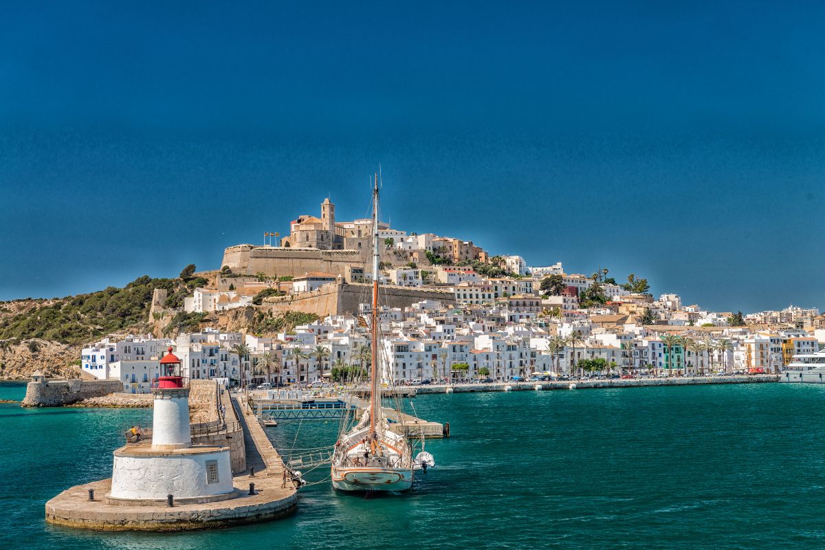 Il quartiere de La Marina e il porto vecchio di Ibiza, botteghe e locali