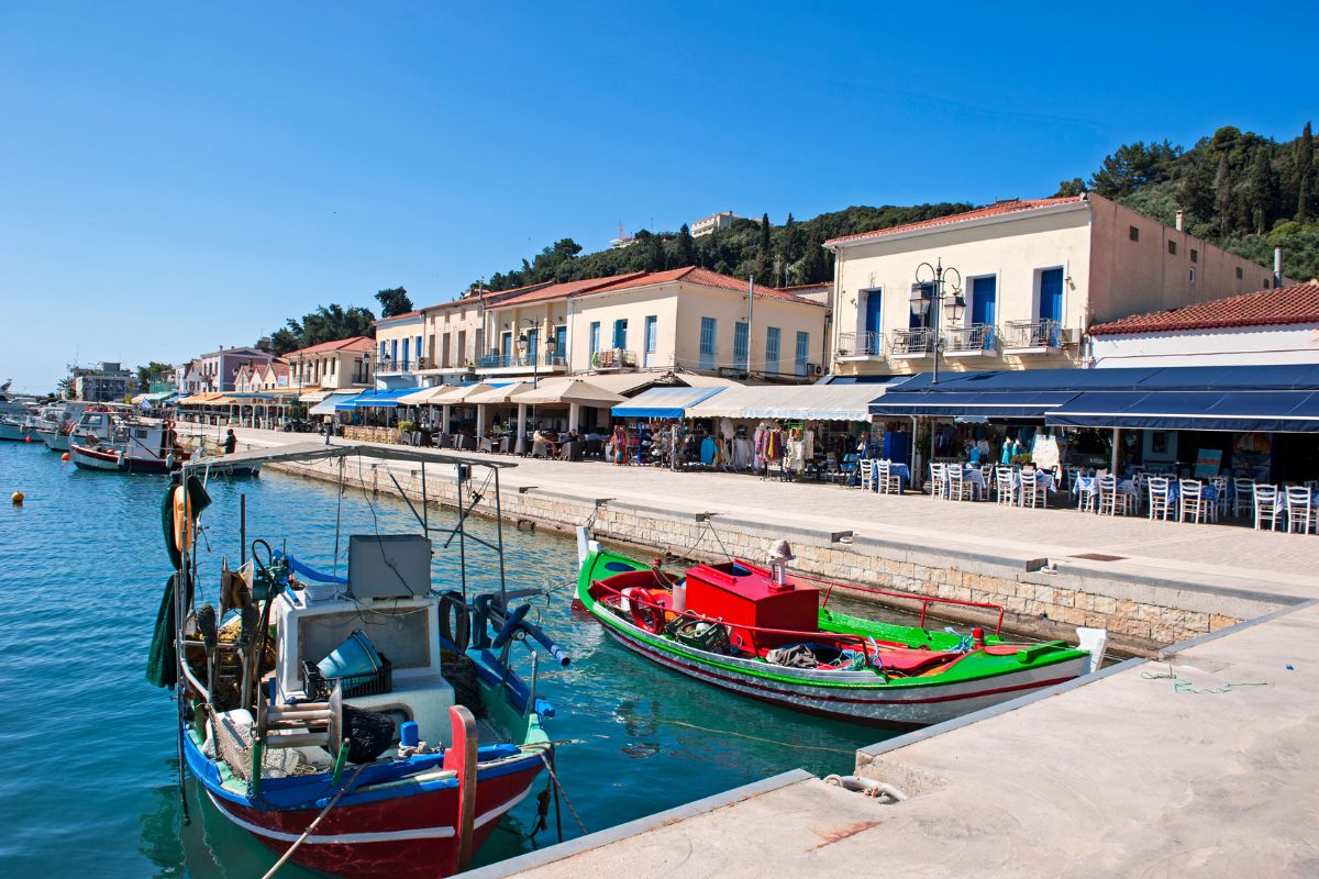 Il paese di Katakolon, borgo marinaro con taverne e barche ormeggiate