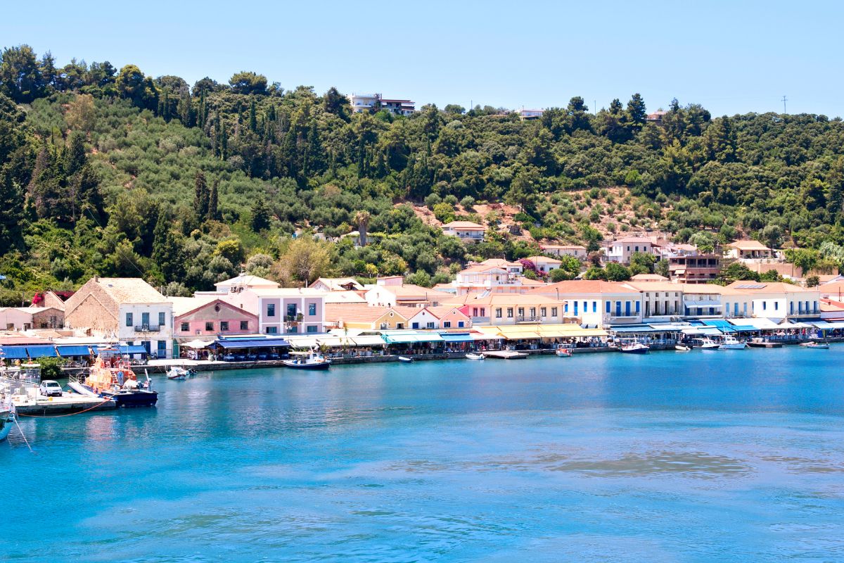 Spiaggia di Plakes (Renata) a Katakolon, piccola baia di sabbia dorata vicino al porto