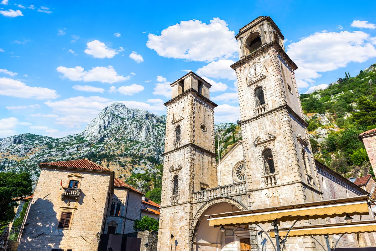 Cattedrale di San Trifone a Kotor, con le due torri campanarie asimmetriche