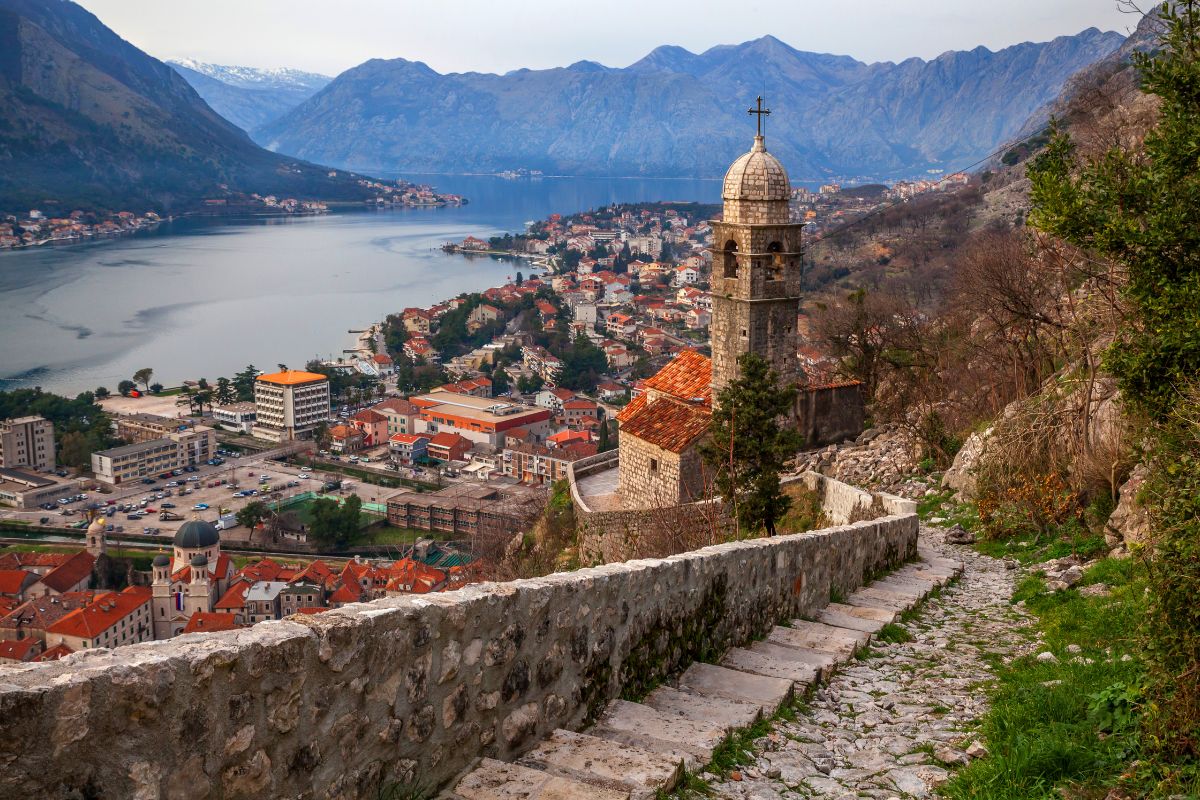 Citta Vecchia di Kotor, vicoli medievali dentro le mura veneziane, patrimonio UNESCO