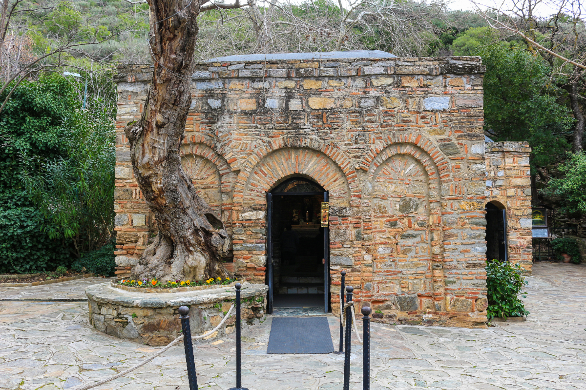 Casa della Vergine Maria vicino Efeso, piccola cappella di pietra su una collina boscosa