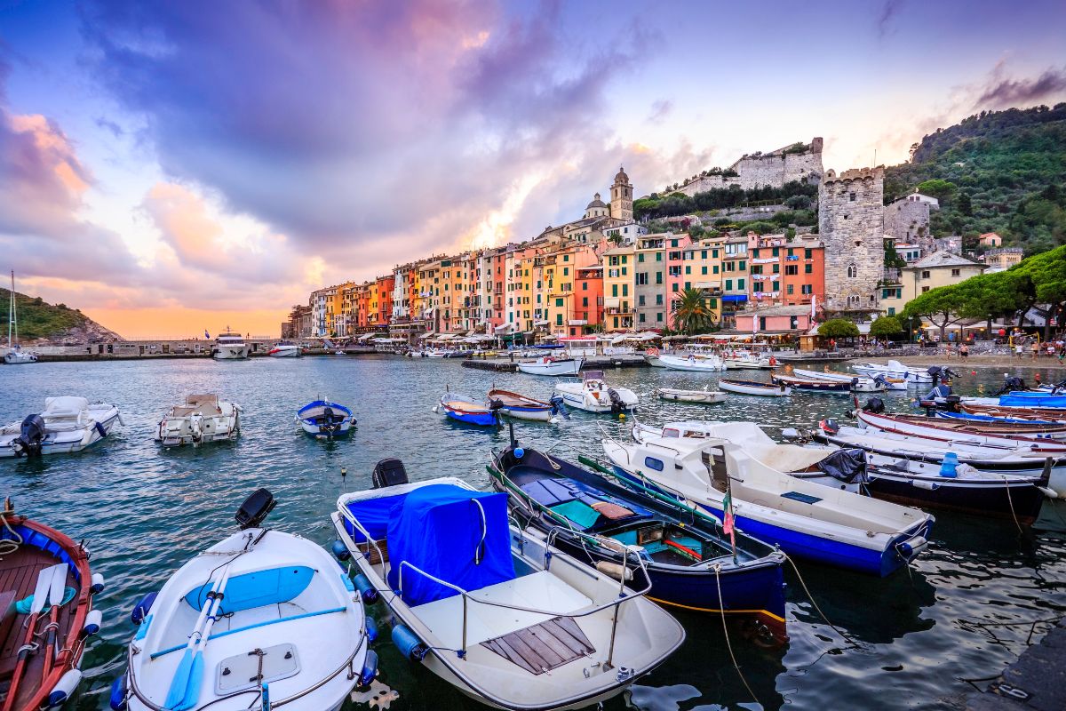 Portovenere, chiesa di San Pietro sullo sperone di roccia e case colorate