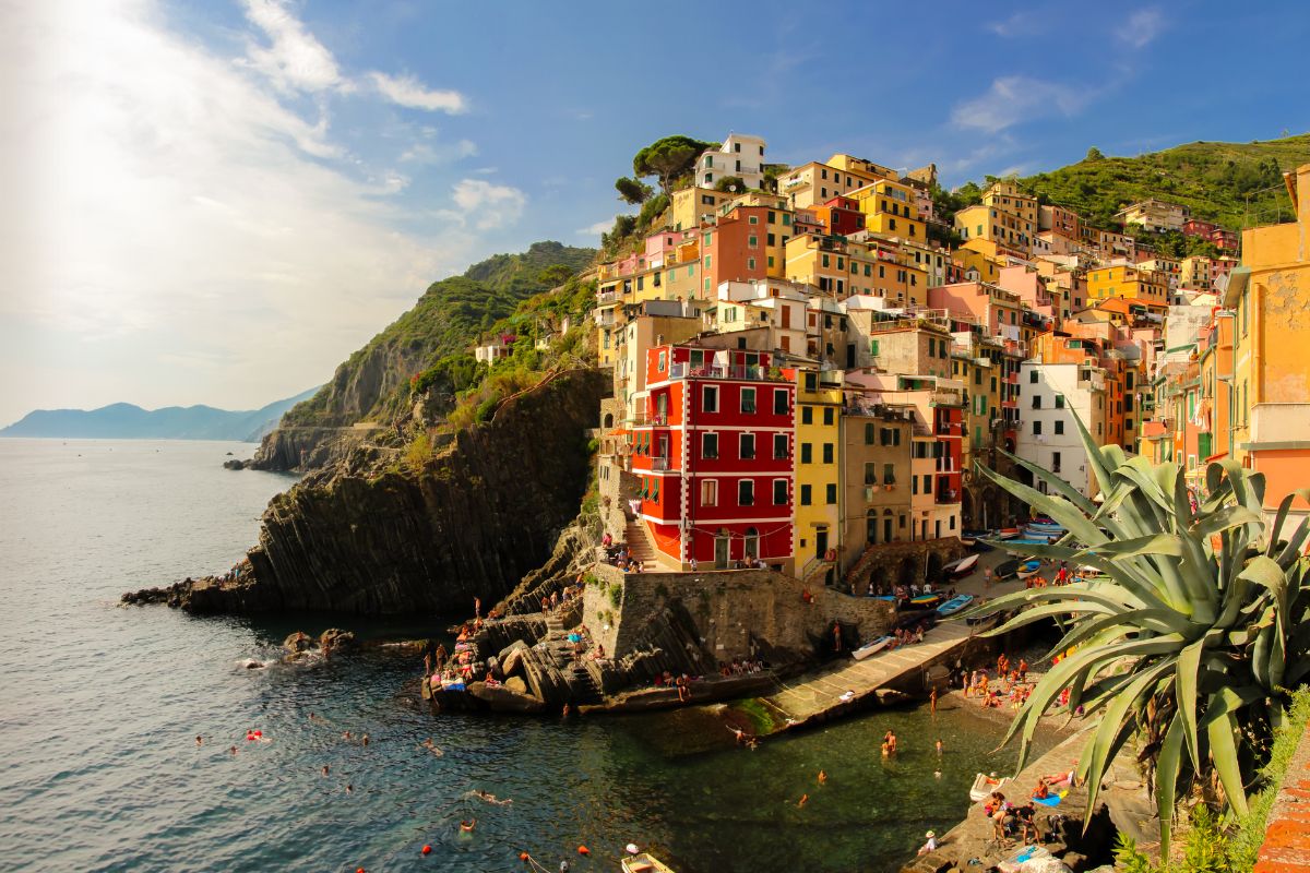 Riomaggiore, borgo delle Cinque Terre con case colorate sul porticciolo