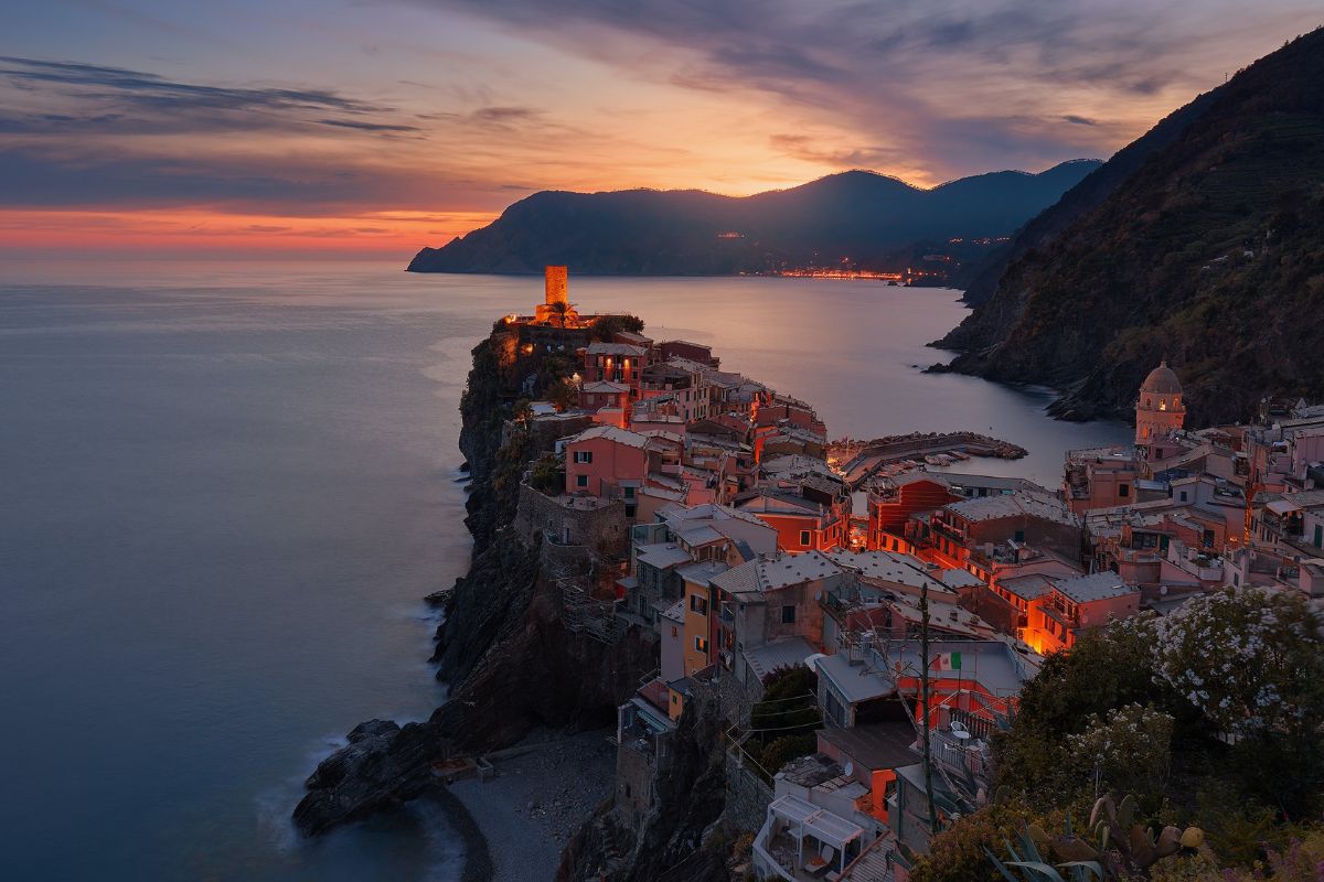 Vernazza, piazzetta sul mare e porticciolo naturale delle Cinque Terre