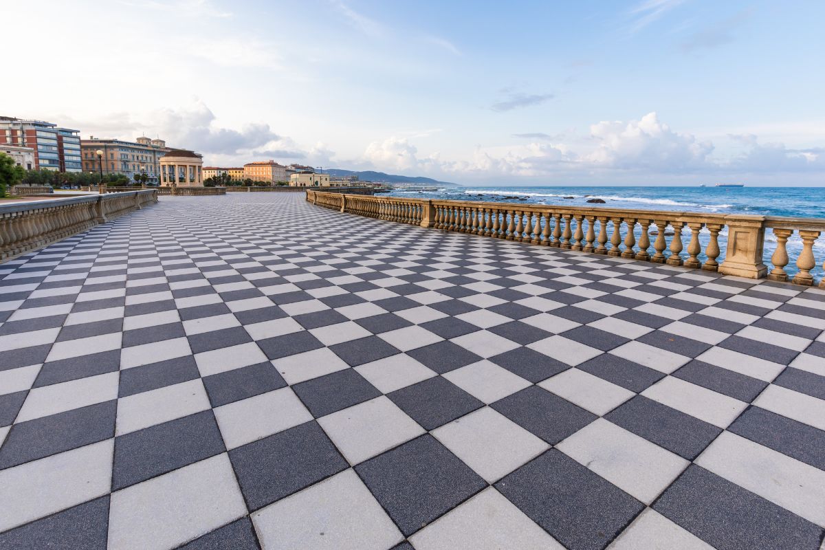 Terrazza Mascagni a Livorno, pavimentazione a scacchiera bianca e nera sul mare