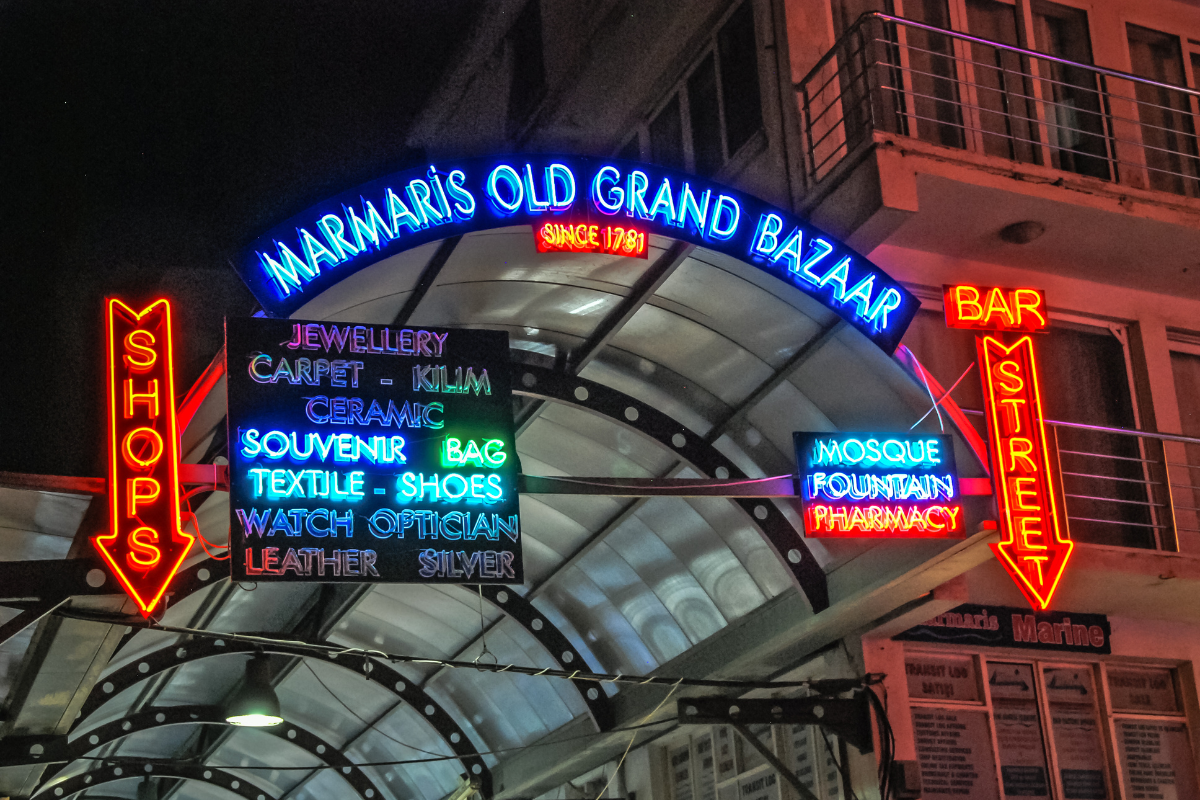 Grand Bazaar di Marmaris, mercato coperto con spezie, tessuti e artigianato turco