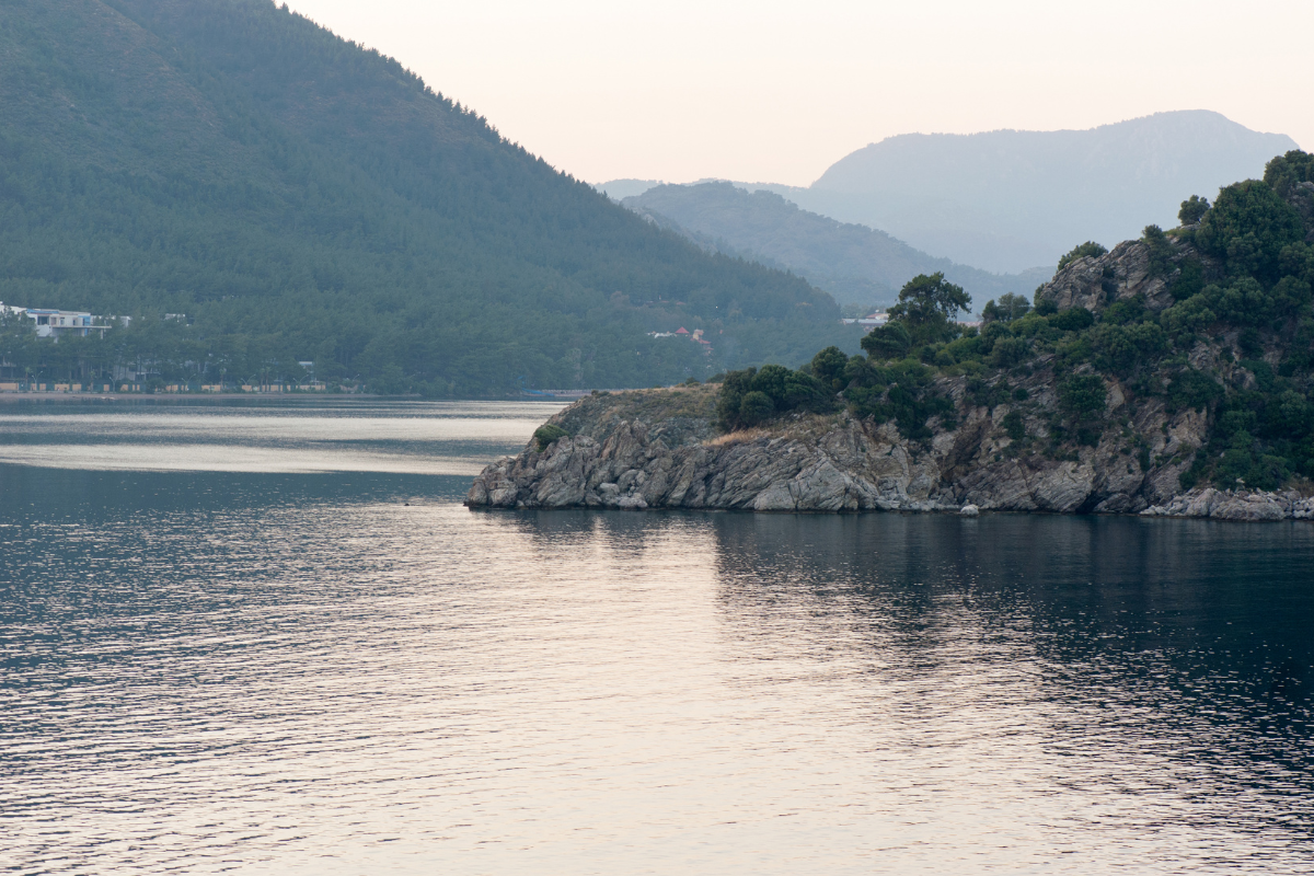 Spiaggia di Icmeler vicino Marmaris, sabbia e acqua turchese incorniciata da montagne verdi
