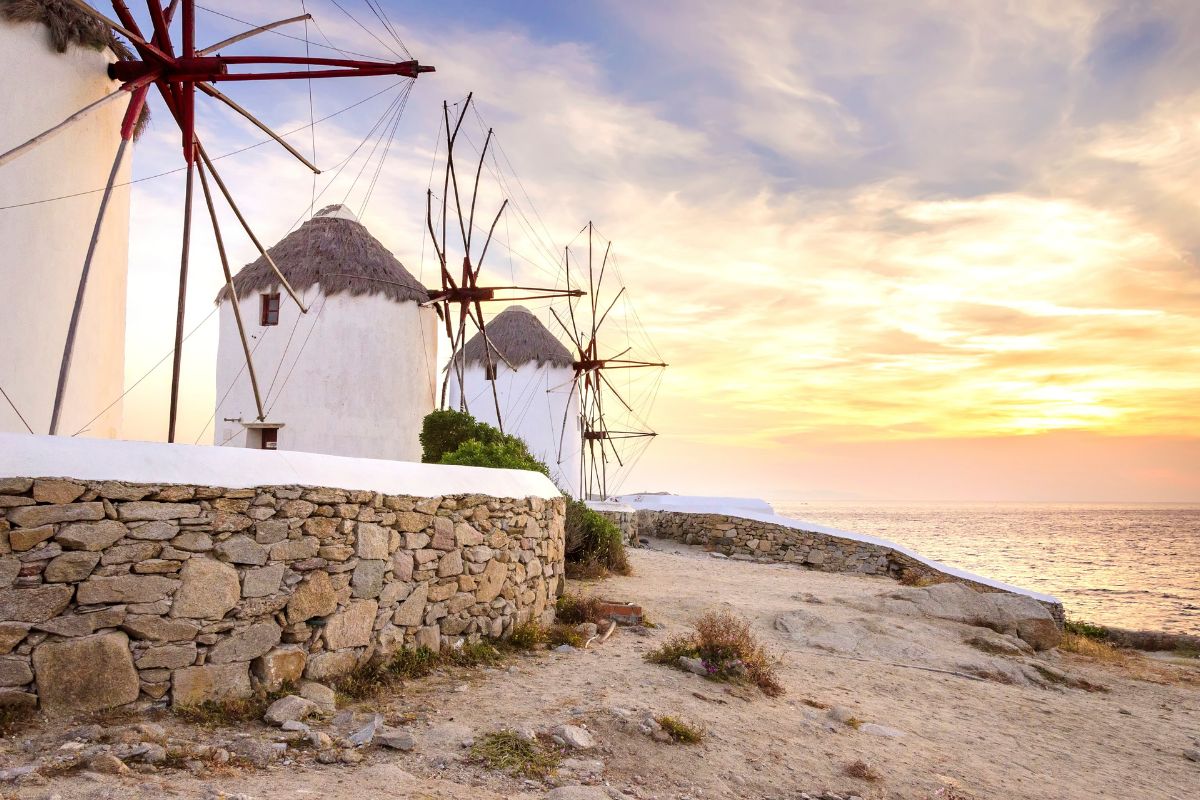 Chora di Mykonos, vicoli bianchi e lastricati con bouganville