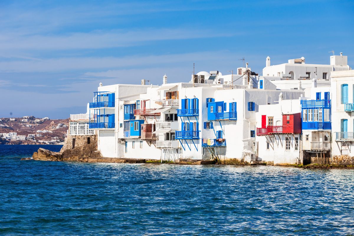 Little Venice a Mykonos, case con balconi di legno colorati a filo d'acqua