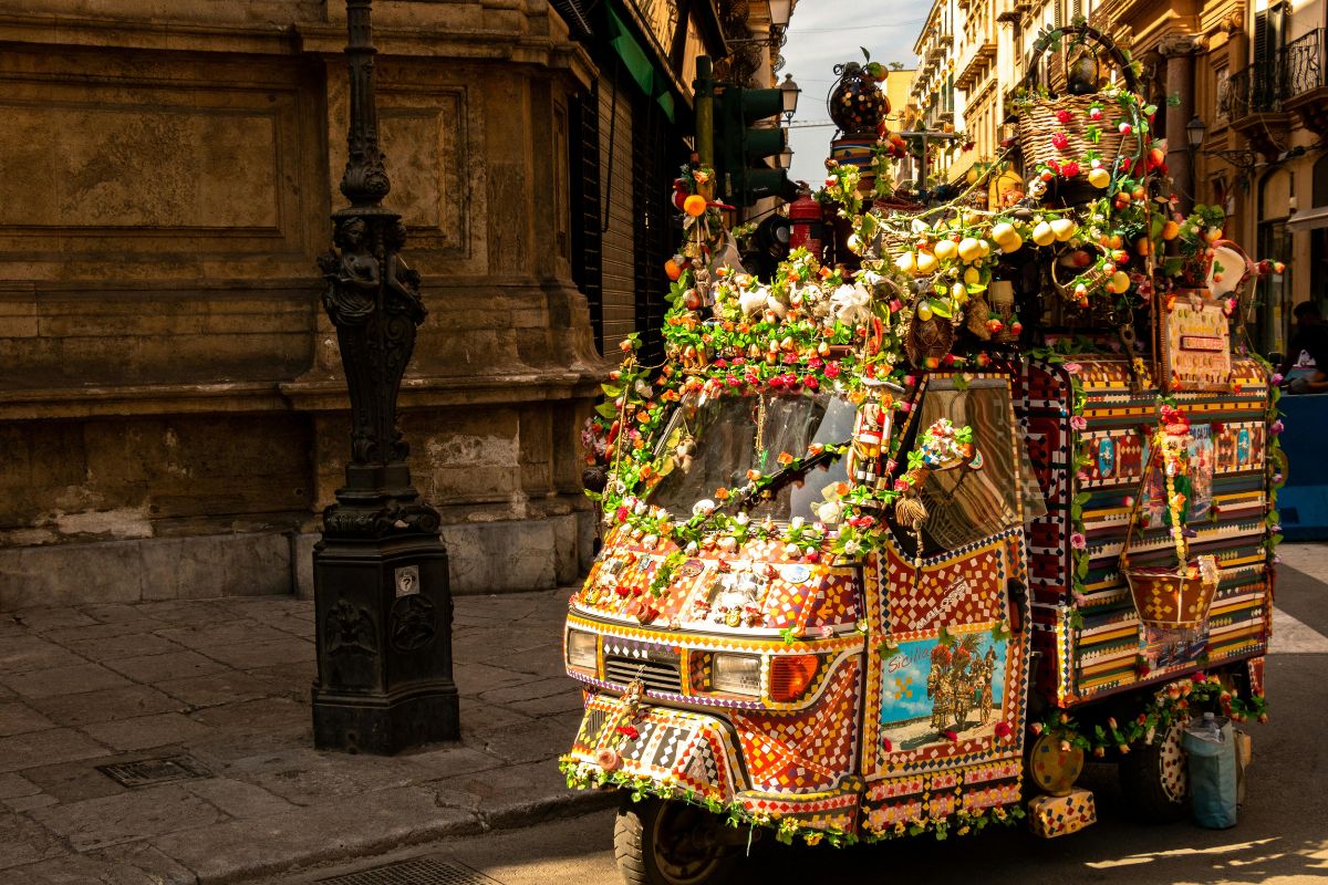 Mercato di Ballaro a Palermo, street food e banchi colorati