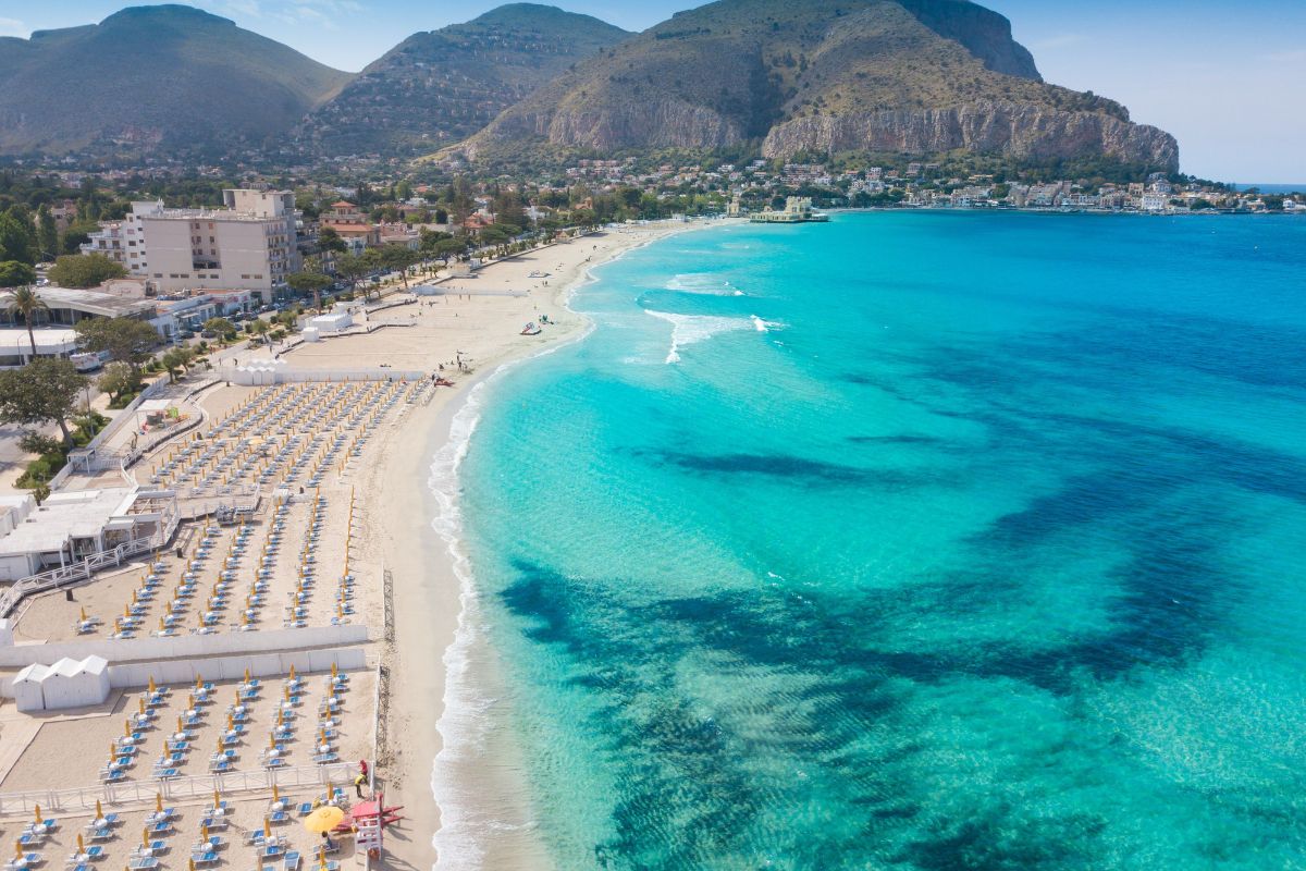Spiaggia di Mondello vicino Palermo, sabbia bianca e mare turchese