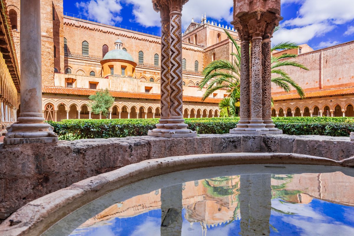 Cattedrale di Monreale vicino Palermo, mosaici dorati e Cristo Pantocratore