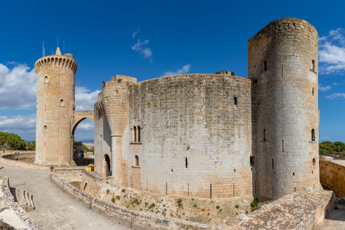 Castell de Bellver a Palma di Maiorca, castello circolare su collina boscosa