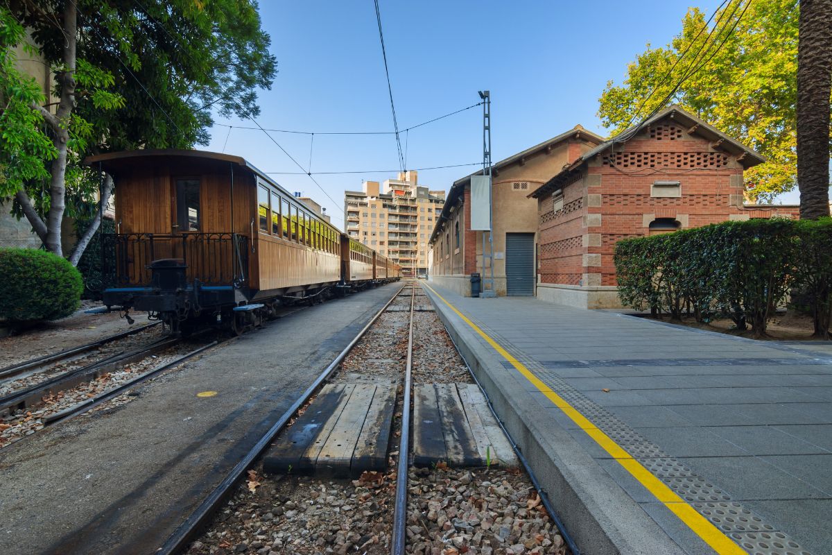 Treno storico in legno da Palma a Soller attraverso la Serra de Tramuntana