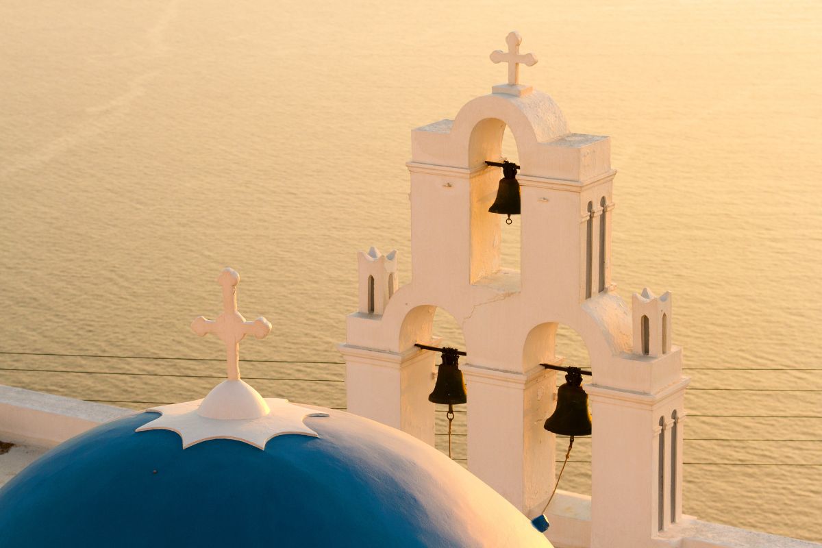 Fira, capoluogo di Santorini arroccato sul bordo della caldera con case bianche e cupole azzurre