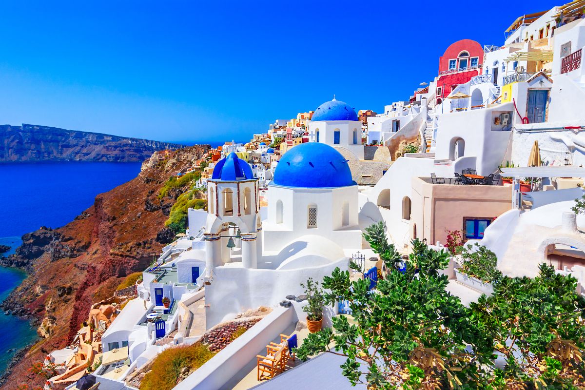 Oia a Santorini, borgo con cupole blu e case bianche a strapiombo sulla caldera