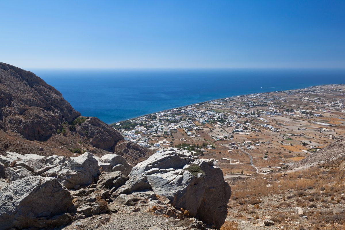 Perissa a Santorini, lunga spiaggia di sabbia nera vulcanica