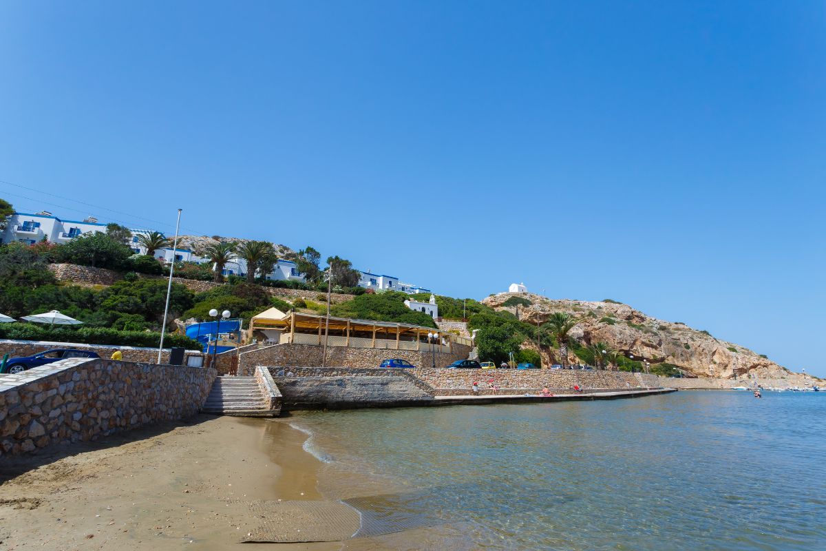 Spiaggia di Galissas a Syros, ampia baia sabbiosa con tamerici