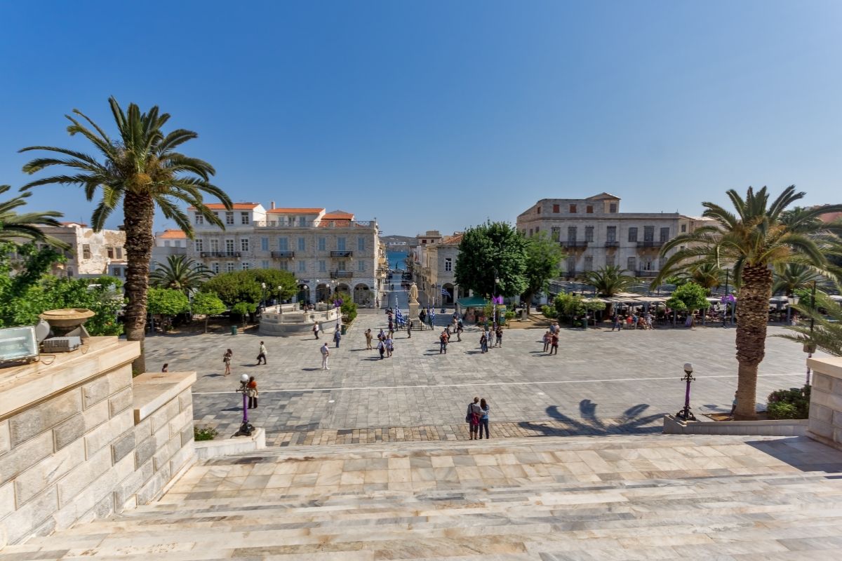 Piazza Miaouli a Ermoupoli, Syros, con il Municipio neoclassico e la pavimentazione in marmo