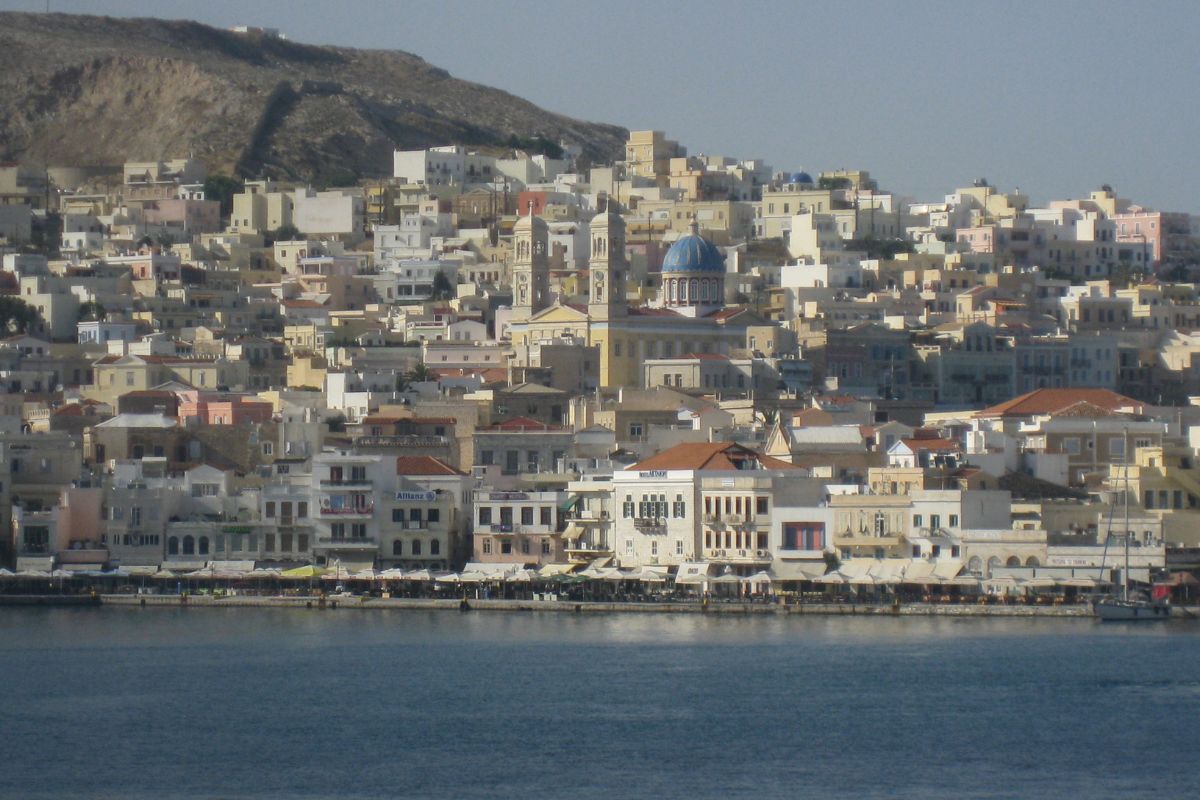 Quartiere Vaporia e chiesa di Agios Nikolaos a Ermoupoli, Syros, palazzi neoclassici sul mare
